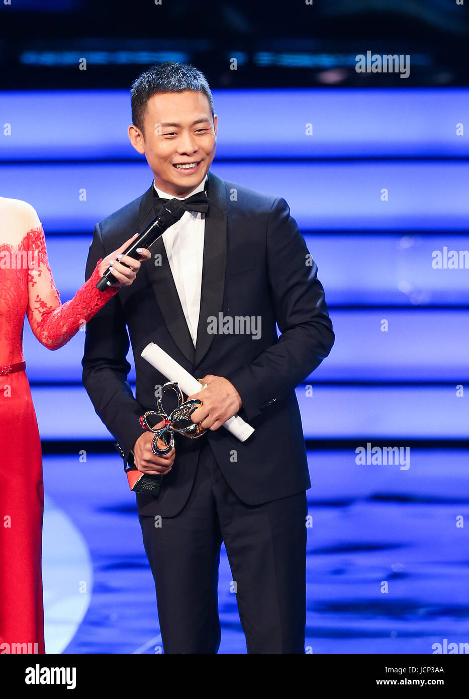 Shanghai, China. 16th June, 2017. Actor Zhang Yi wins Magnolia Award for best actor of the 23rd Shanghai TV Festival, in Shanghai, east China, June 16, 2017. Credit: Ding Ting/Xinhua/Alamy Live News Stock Photo