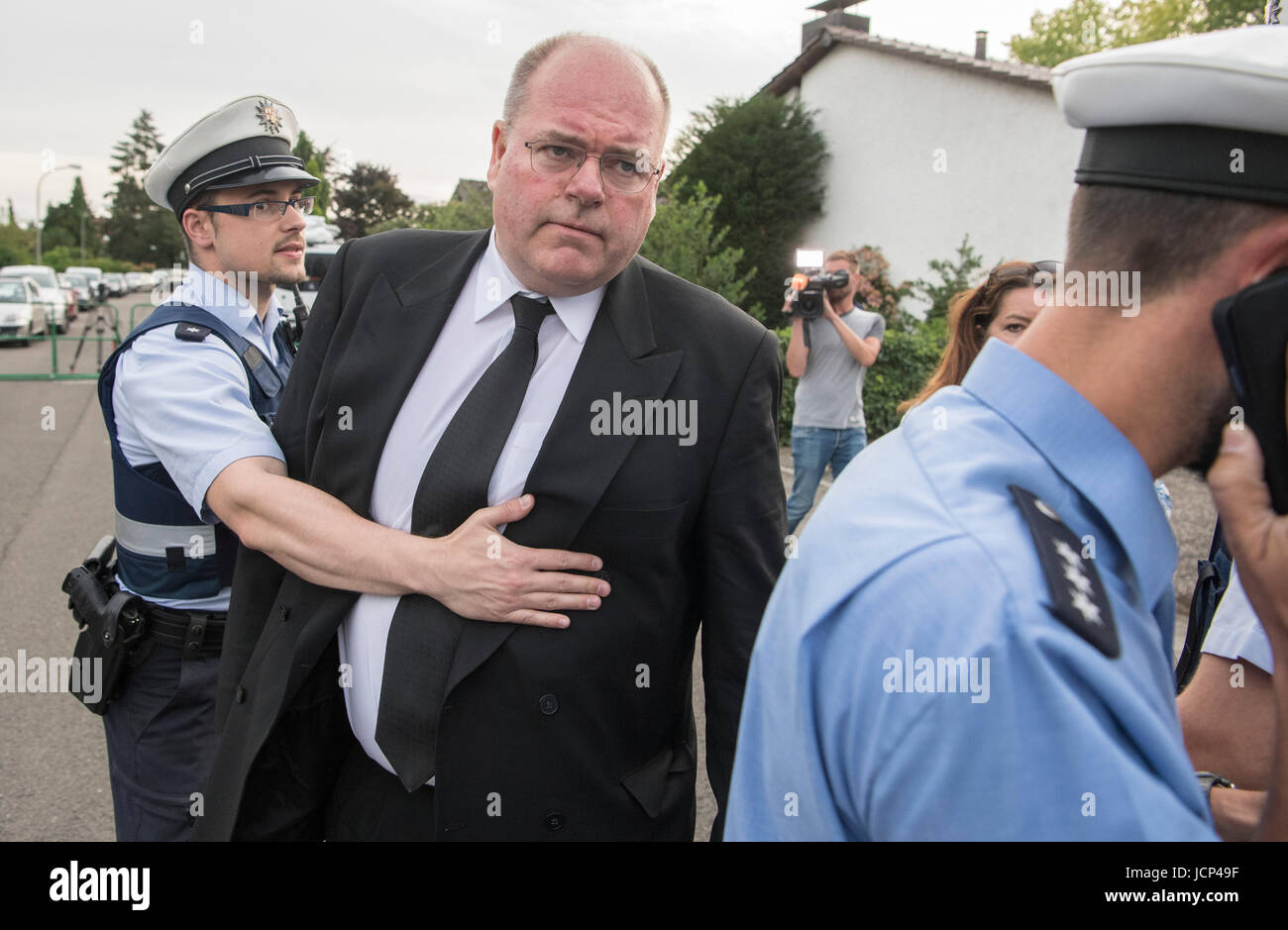 Oggersheim, Germany. 16th June, 2017. Walter Kohl (C), son of former German Chancellor Helmut Kohl, is temporarily held up by members of the German police as the area surrounding the residence of his father has been cordoned off after the death of Helmut Kohl was made public, in Oggersheim, Germany, 16 June 2017. Helmut Kohl died at the age of 87 on 16 June 2017. Photo: Boris Roessler/dpa/Alamy Live News Stock Photo
