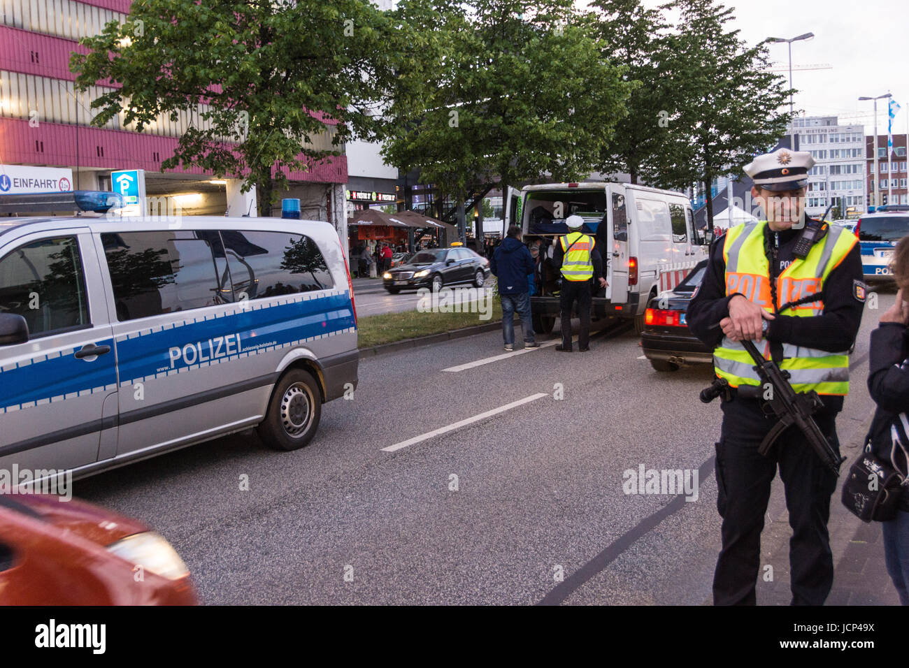 Kiel, Germany. 16nd June, 2017. Safety measures and police controlls