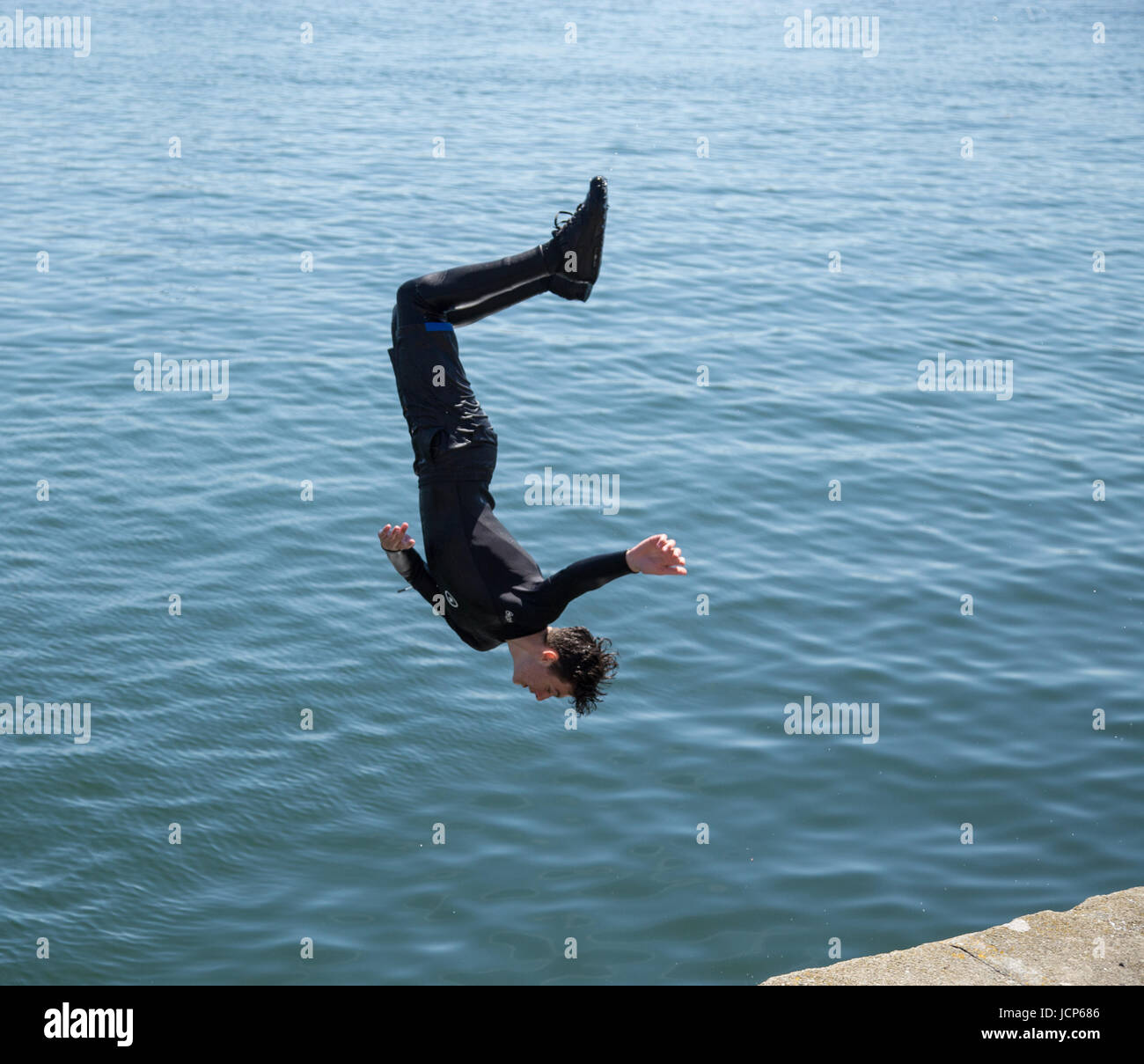 Plymouth, Devon, 17th June 17 - Young swimmers cool off by diving into the water at Barbican Wharves, Plymouth.  Credit: South West Photos/Alamy Live News Stock Photo
