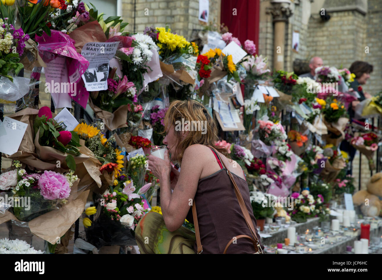 London, UK. 16th June, 2017. Volunteers and police at Grenfell Tower in West Londonafter a large fire. Credit: Sebastian Remme/Alamy Live News Stock Photo