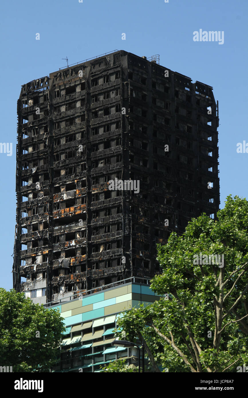 London, UK. 16th June, 2017. A close up of the top floors of the charred 24-storey block Grenfell tower block located in the borough of Kensington and Chelsea where at least 30 people have been confirmed dead with about 70 missing and feared dead. Credit: David Mbiyu/Alamy Live News  Stock Photo