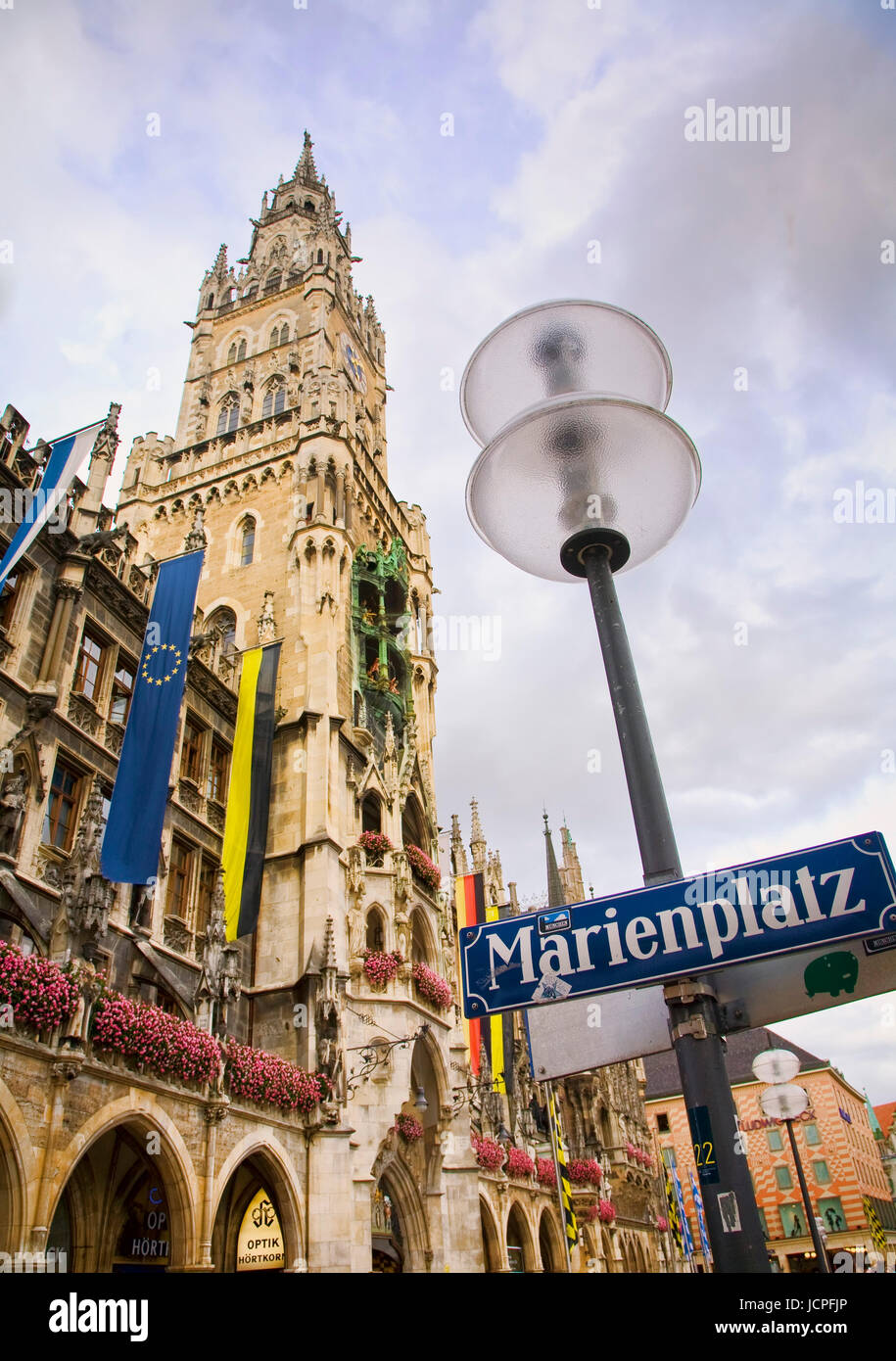 Rathaus glockenspiel marienplatz munich hires stock photography and