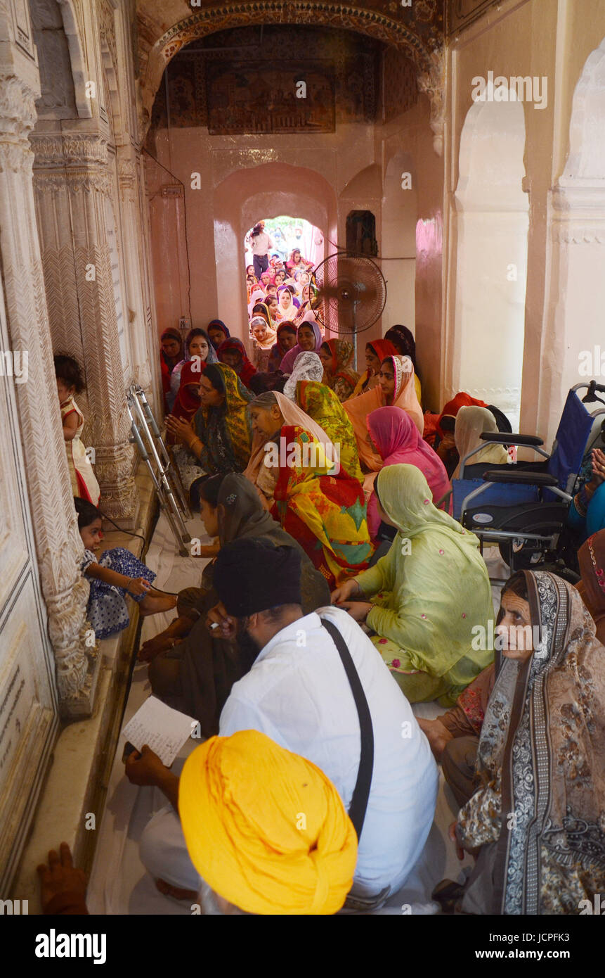 Lahore, Pakistan. 17th June, 2017. Indian and Pakistani Sikh pilgrims ...