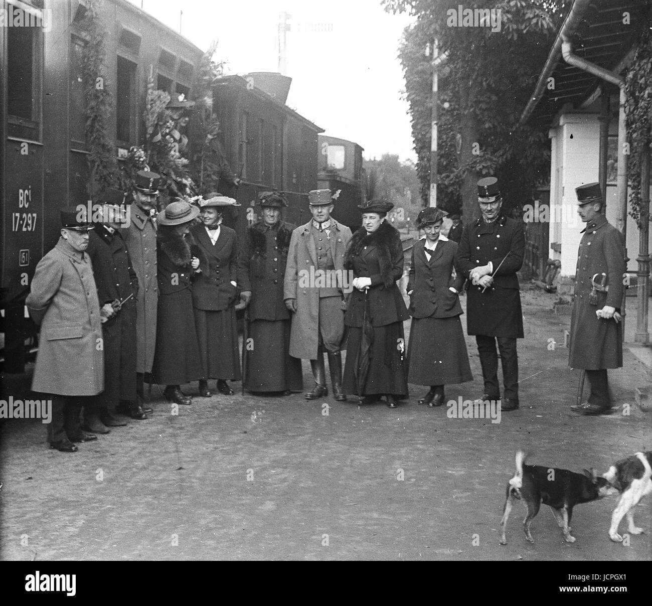 William Goodwillie Officers Going to World War I. Last Goodbays on the Station. 1915 Stock ...