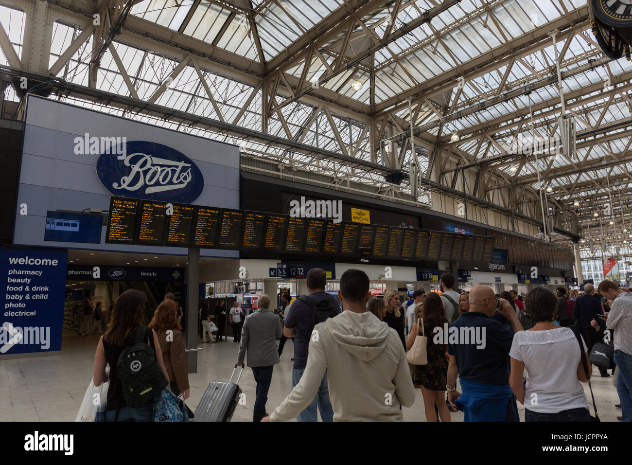 Waterloo Ground A departure board waterloo station hi-res stock photography and images ...