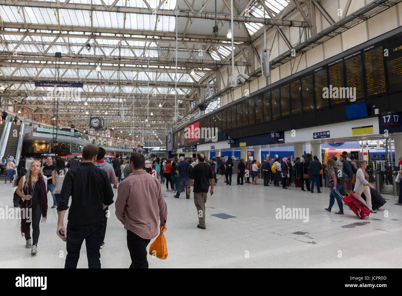 Waterloo Ground Waterloo overground railway station concourse Stock Photo - Alamy