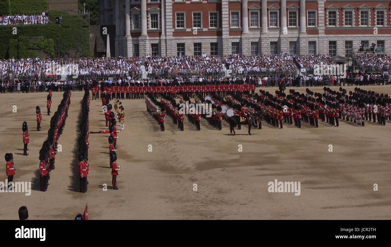 Trooping the colour faints queen hires stock photography and images
