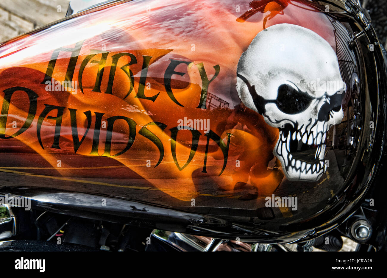 Nahaufnahme von einem Motorrad Tankdeckel mit dem Harley Davidson Logo auf  einer Versammlung der amerikanischen Motorräder in Beaucaire  Stockfotografie - Alamy