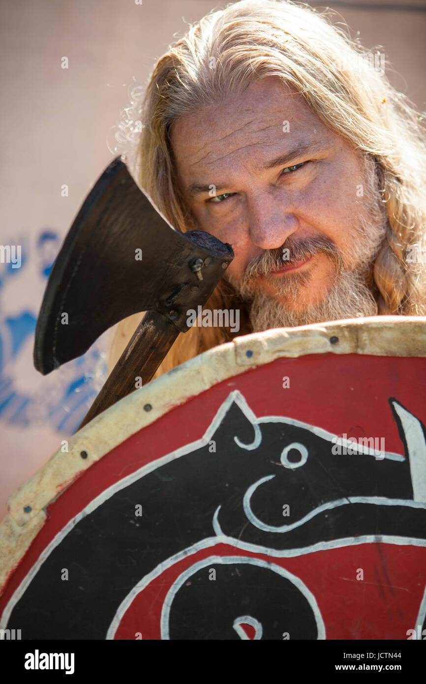 Re enactors vikings hi-res stock photography and images - Alamy