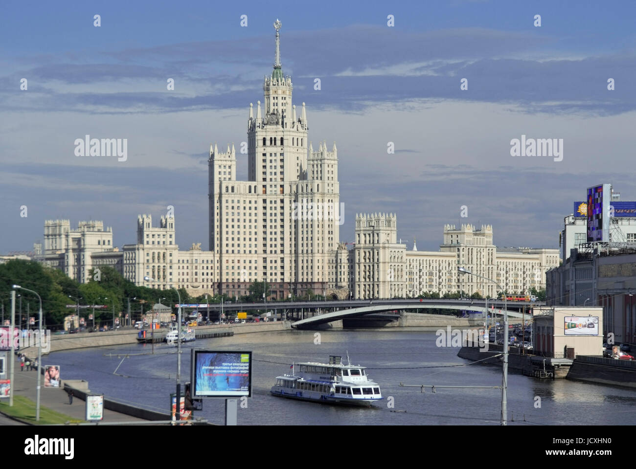 view over the river Moskva from the Bol. Moskvoretskiy Bridge onto the appartment house at Kotelnitsheskaya nab., Moscow, Russia, Europe Stock Photo