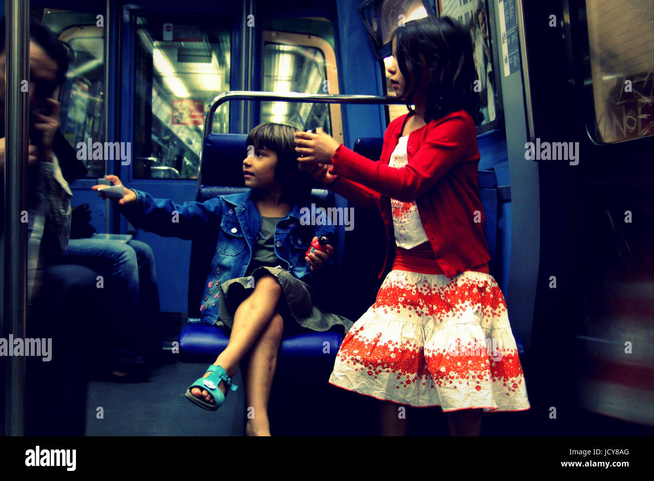 On appel maman dans le metro hi-res stock photography and images - Alamy
