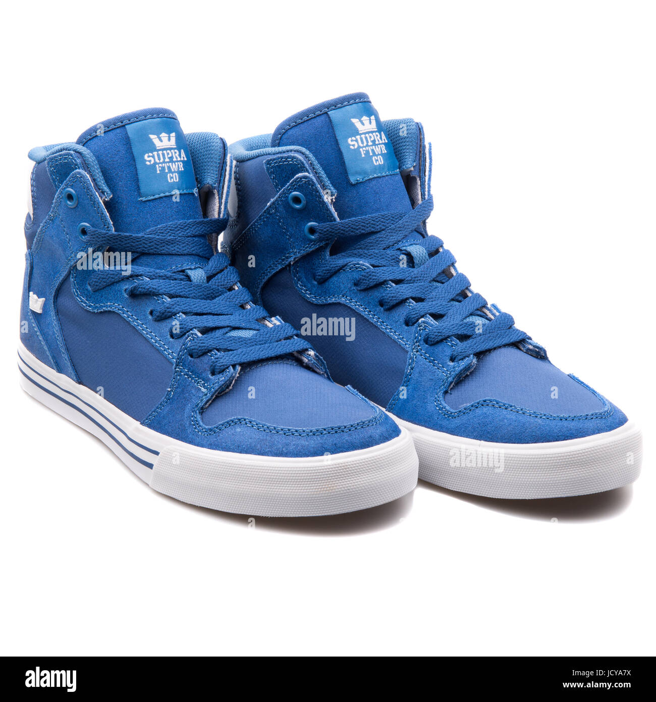Realistisch Telemacos stil Supra Vaider Royal Blue and White Men's Sportive Shoes - S28275 Stock Photo  - Alamy