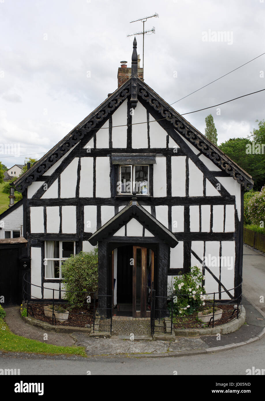 Cottage With White Porch High Resolution Stock Photography and Images ...