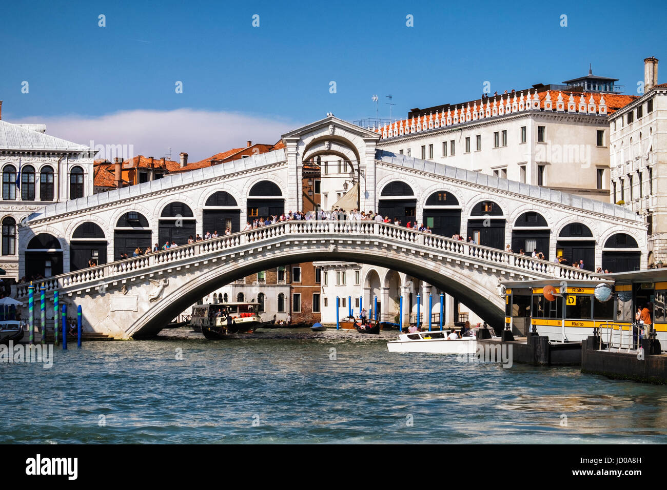Italy, Venice, San Marco.Rialto bridge, oldest  of 4 bridges across Grand Canal, Stone arch bridge lined with shops Stock Photo