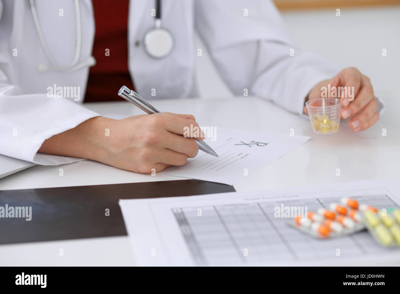 врач выписывает диету. доктор выписывает лекарства. планшет доктора с диагнозами. какой врач выписывает успокоительные. врач выписывает рецепт маме с ребенком.