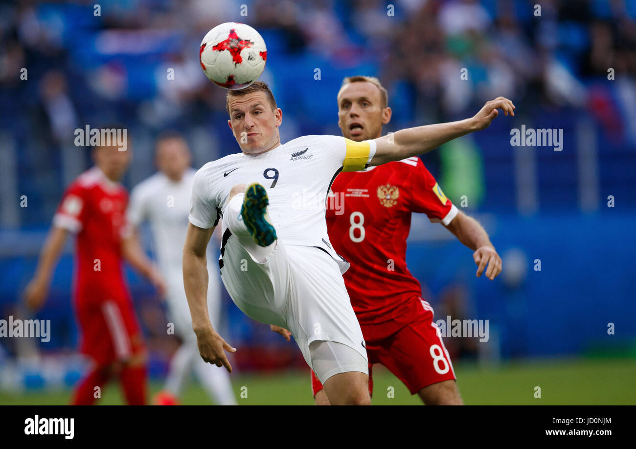 St. Petersburg, Russia. 17th June, 2017. GLUSHAKOV Denis of Russia observes WOOD New Zealand&#39;s Chrisi dominate ball during Russia-New Zealand match valid for the first round of the 20onfederations Cup on Saturdaurday (17) held at Krestovsky Stadium (Zenit Arena) in St. Petersburg, Russia . (Photo: Marcelo Machado de Melo/Fotoarena) Credit: Foto Arena LTDA/Alamy Live News Stock Photo