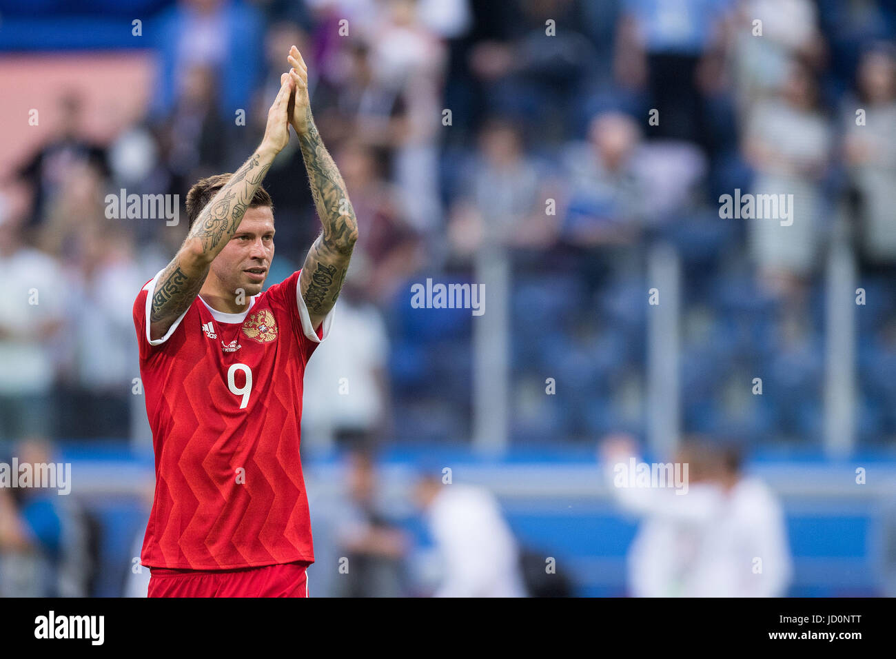 Saint Petersburg, Russia. 17th June, 2017. Russia's Fedor Smolov thanks the fans after the Confederations Cup Group A soccer match between Russia and New Zealand at the stadium in Saint Petersburg, Russia, 17 June 2017. Photo: Marius Becker/dpa/Alamy Live News Stock Photo