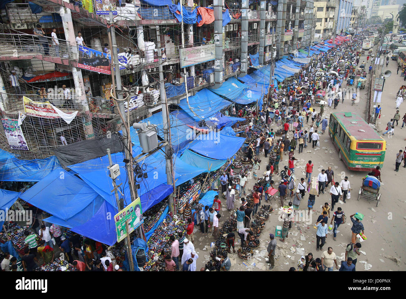 Dhaka, Bangladesh. 17th June, 2017. The street shoesellers are doing a