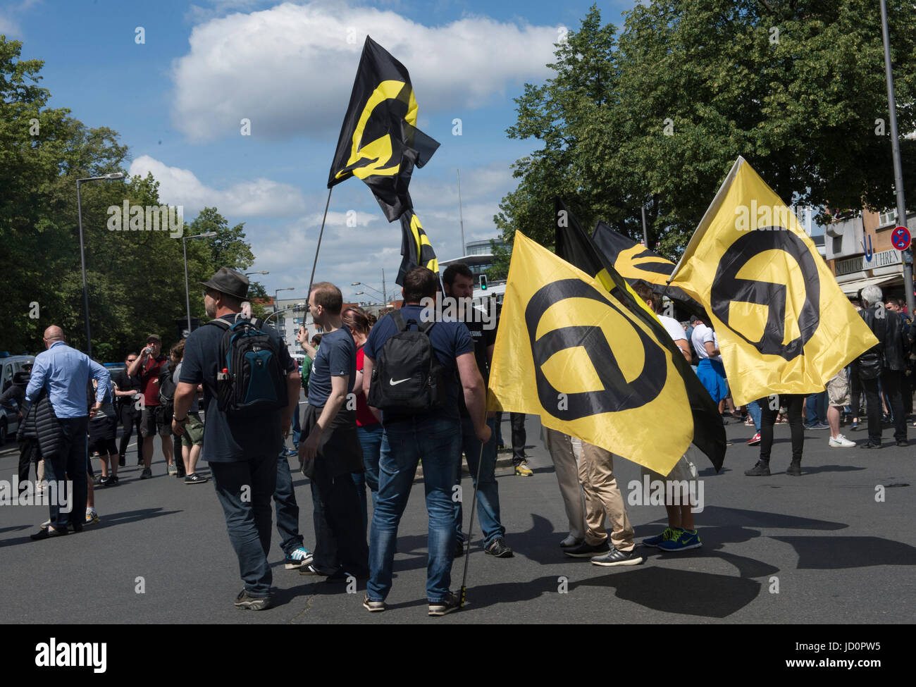 Berlin, Germany. 17th June, 2017. Supporters of the right-wing 'Identitaere Bewegung' (lit. identitarian movement) on Brunnenstrasse in Berlin, Germany, 17 June 2017. Various groups protested against a demonstration by the right-wing group. Photo: Paul Zinken/dpa/Alamy Live News Stock Photo