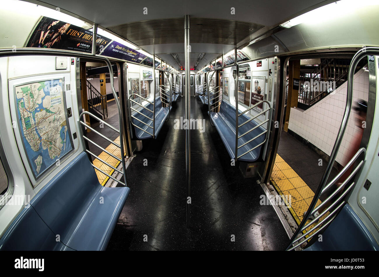 New York City, New York, USA. 5th Aug, 2016. A view from inside the NYC MTA 7 train standing at Main St. The 7-line is one of NYC's most heavily-used lines, connecting Main St., Flushing to the new Hudson Yards station on the west side of Manhattan. Credit: Sachelle Babbar/ZUMA Wire/Alamy Live News Stock Photo
