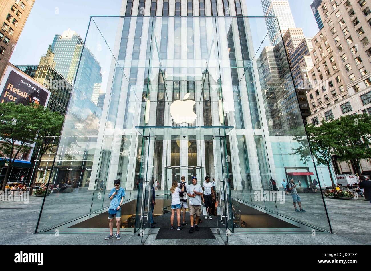 Apple store on Fifth Avenue in Manhattan, New York City, USA, North America  Stock Photo - Alamy