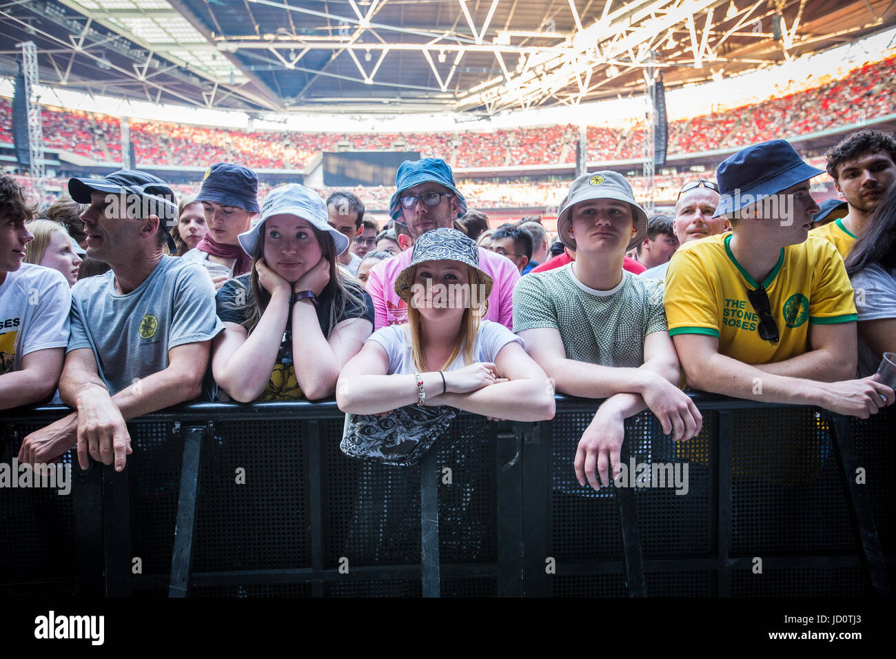 Wembley stadium crowd hi-res stock photography and images - Alamy