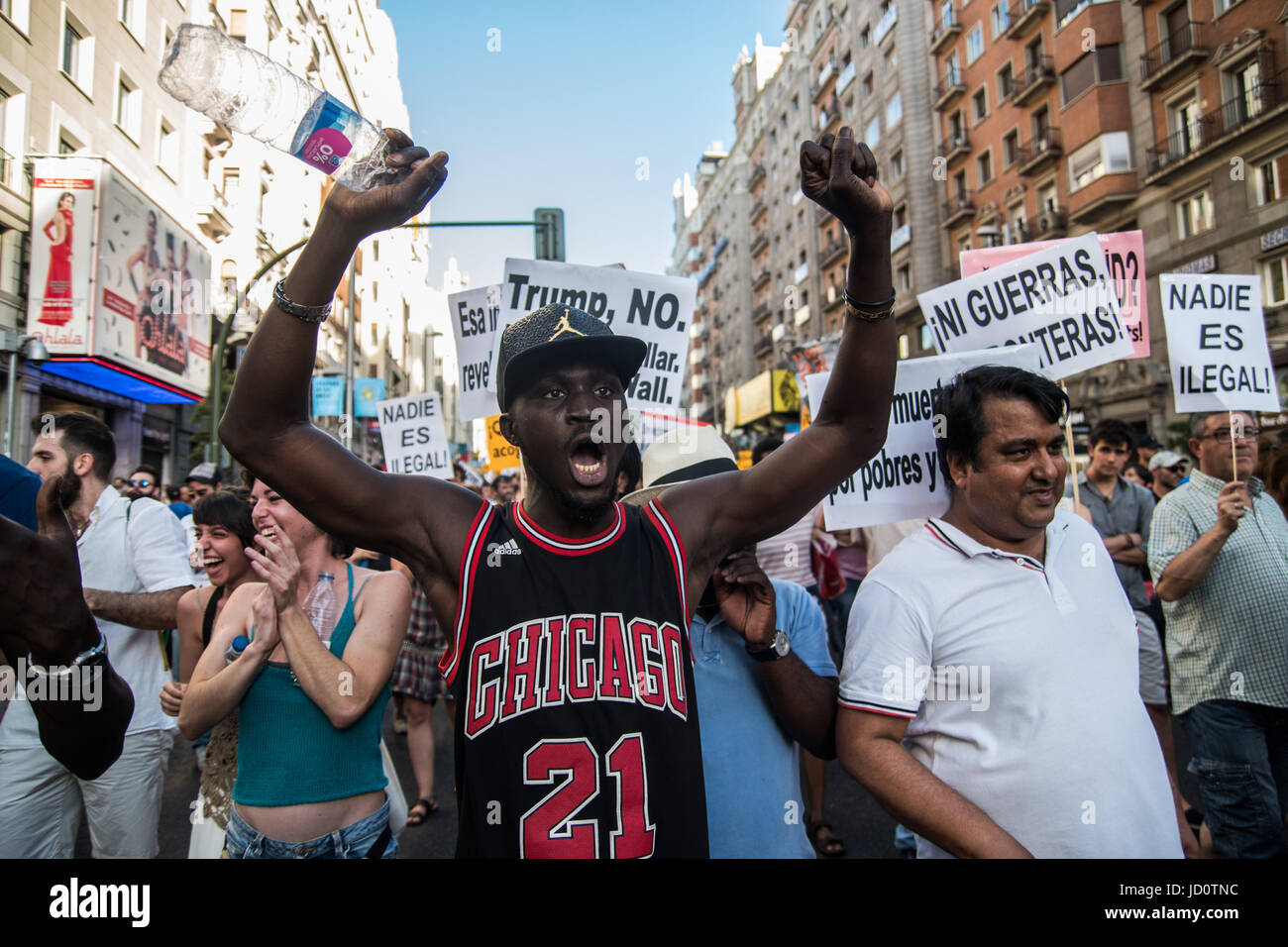 Madrid, Spain. 17th June, 2017. People demanding to welcome refugees during a demonstration against immigration policies. Credit: Marcos del Mazo/Alamy Live News Stock Photo