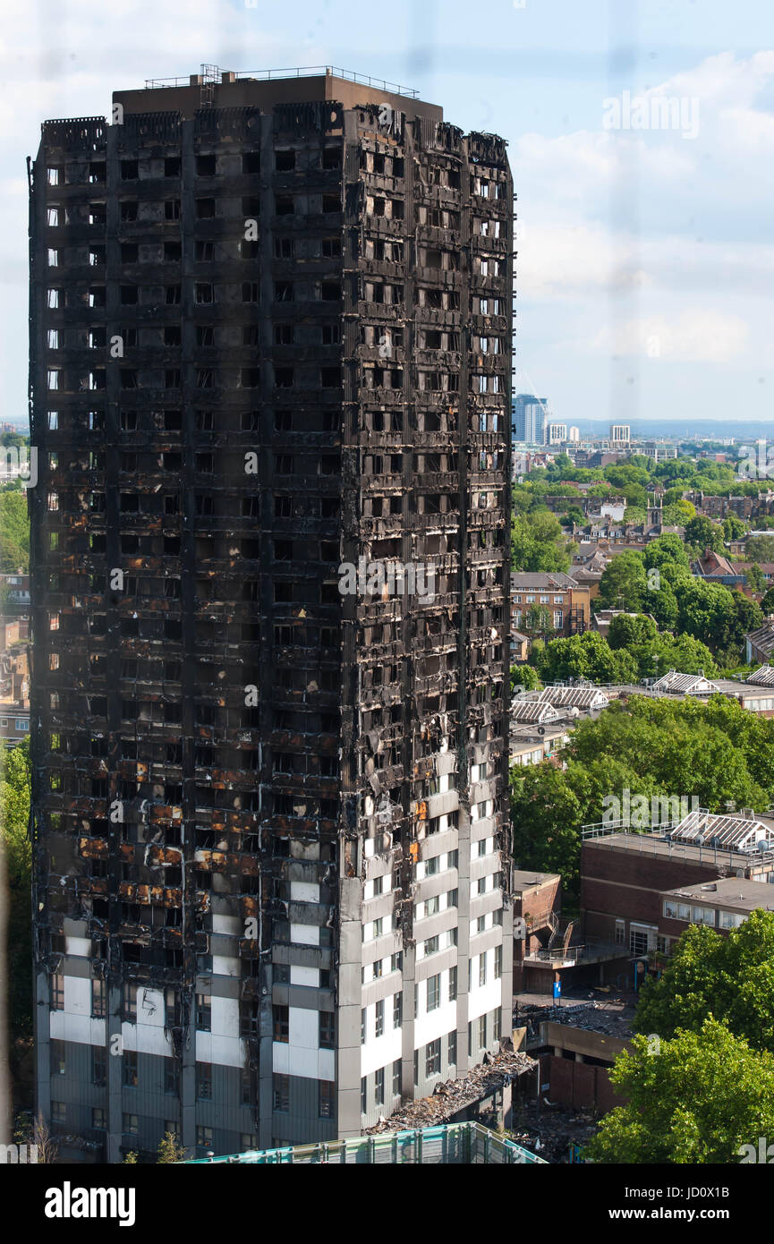 London, United Kingdom. 17th June 2017. The remains of the Grenfell Tower block in Kensington, west London, following the June 14 fire at the residential building. Michael Tubi / Alamy Live News Stock Photo