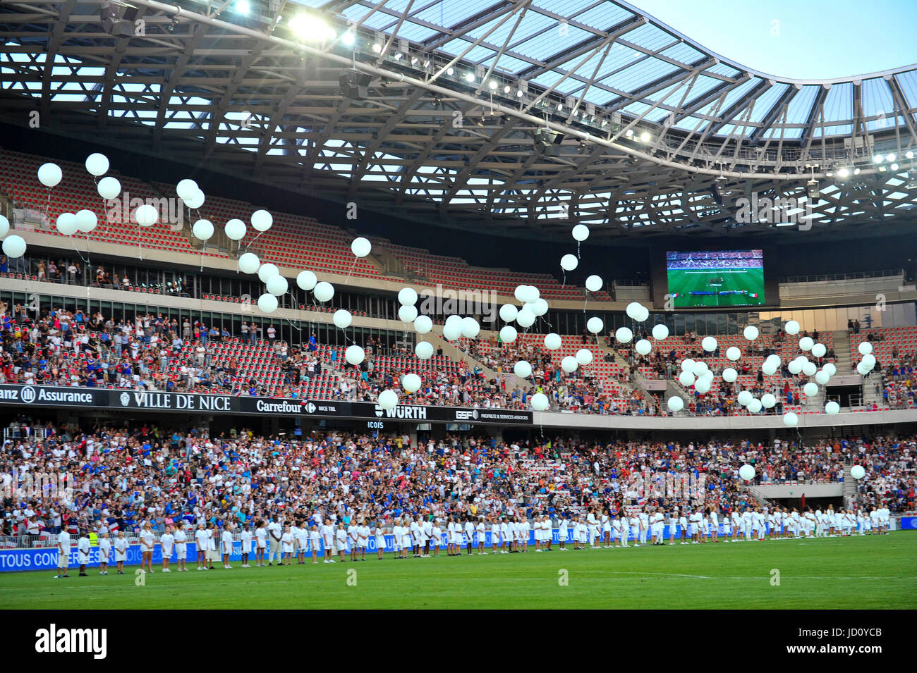 Hommage aux victimes des attentats de Nice - Lache de ballons Stock Photo