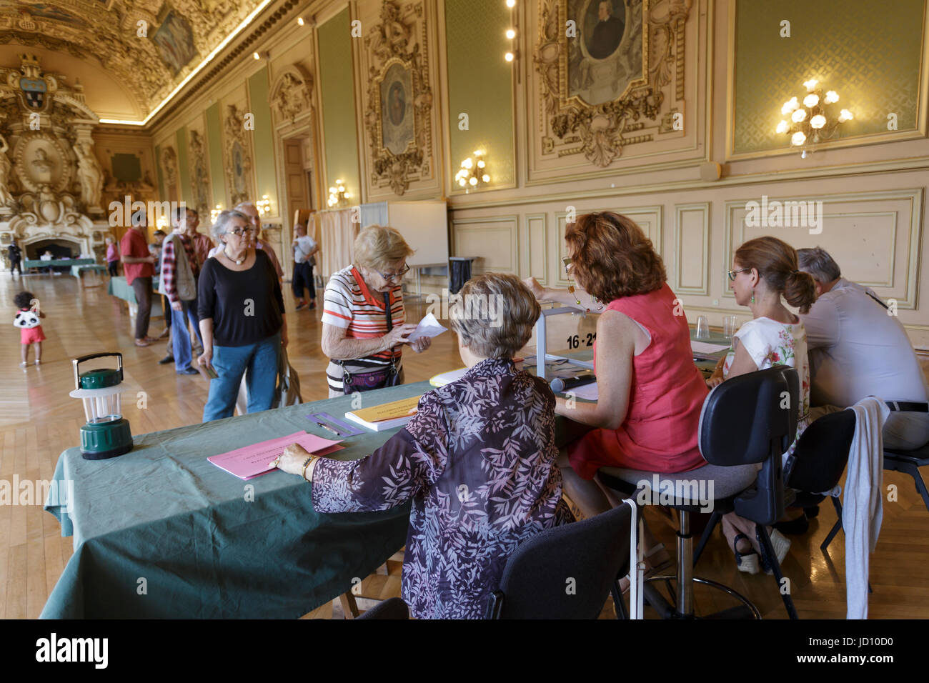 Tours, France. 18th June 2017. France votes in the second round of parliamentary elections on Sunday, in run-off votes for the top candidates from last Sunday's first round. Credit: Julian Elliott/Alamy Live News Stock Photo