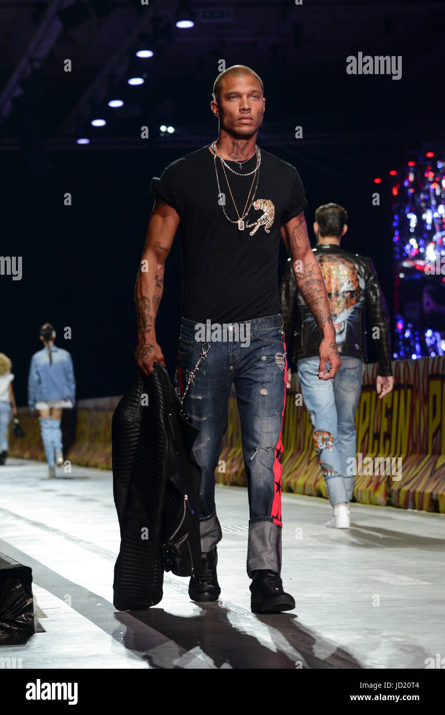 Milan, Backstage, Parade Philipp Plein "Spring / summer 2018 Men's and  Women's Fashion Show" in photo: Jeremy Meeks Stock Photo - Alamy