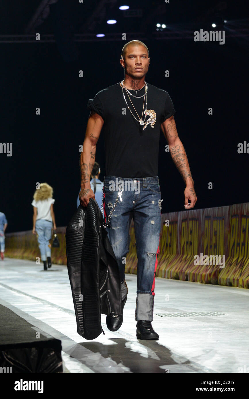 Milan, Backstage, Parade Philipp Plein "Spring / summer 2018 Men's and  Women's Fashion Show" in photo: Jeremy Meeks Stock Photo - Alamy