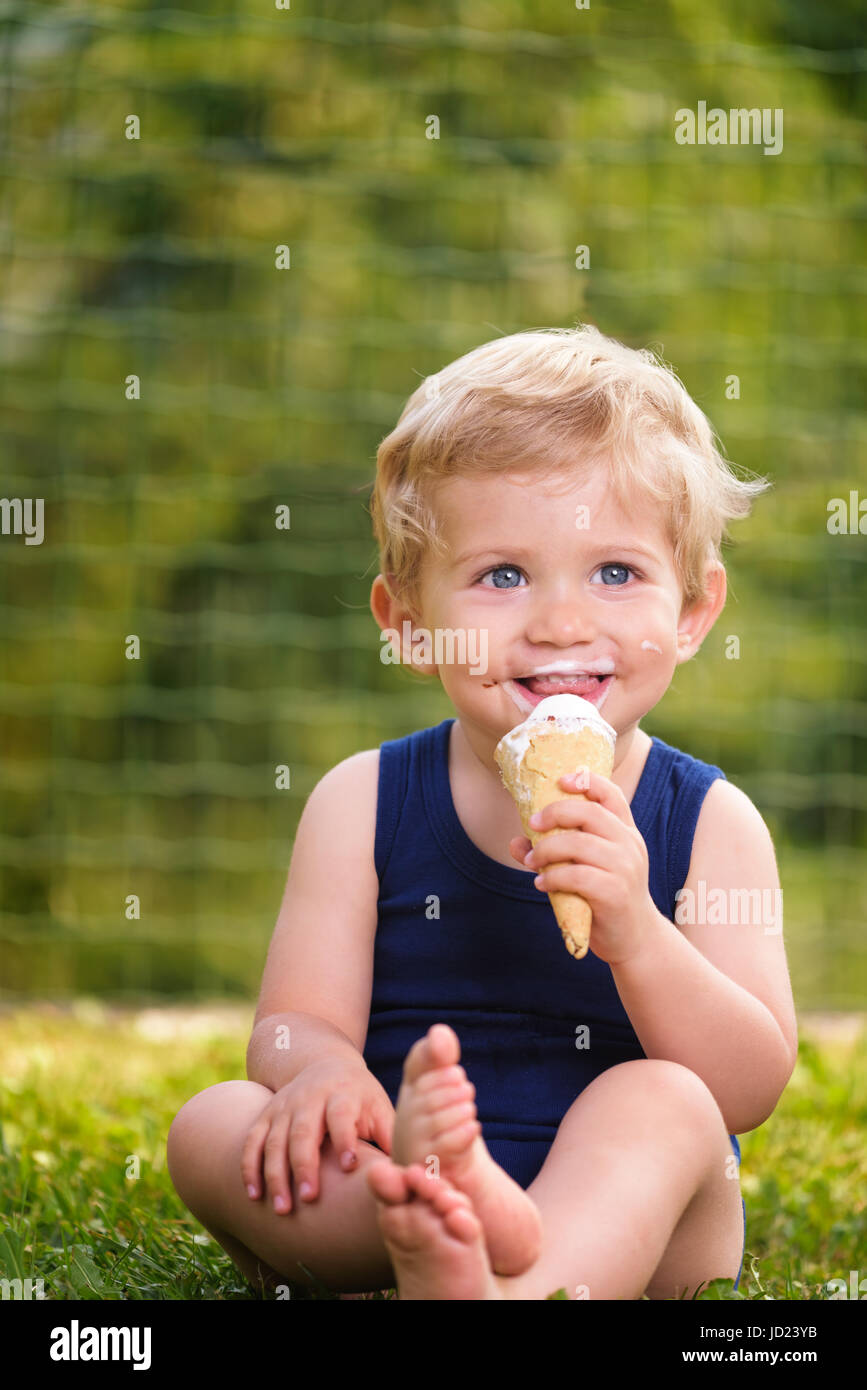 White eating eat baby eating hires stock photography and images Alamy