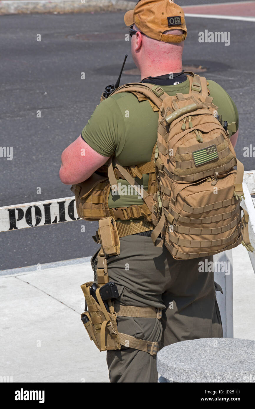 Harrisburg, Pennsylvania - Armed members of the Three Percenters, the Patriot Movement, and the Oath Keepers guarded an anti-Muslim rally organized by Stock Photo