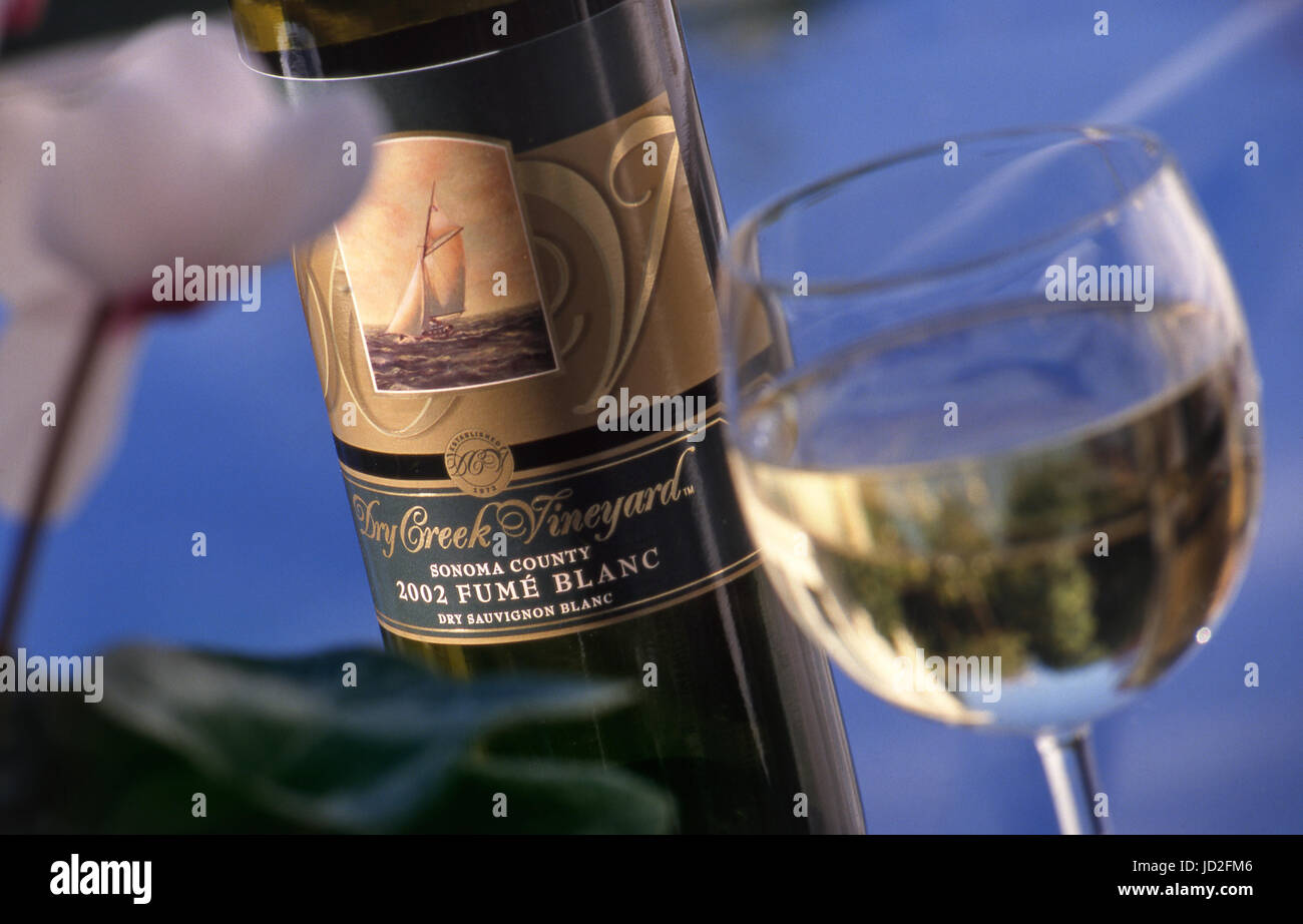 Dry Creek Vineyard Fumé Blanc (Sauvignon Blanc) bottle and glass on alfresco restaurant table Sonoma Valley, California.USA Stock Photo
