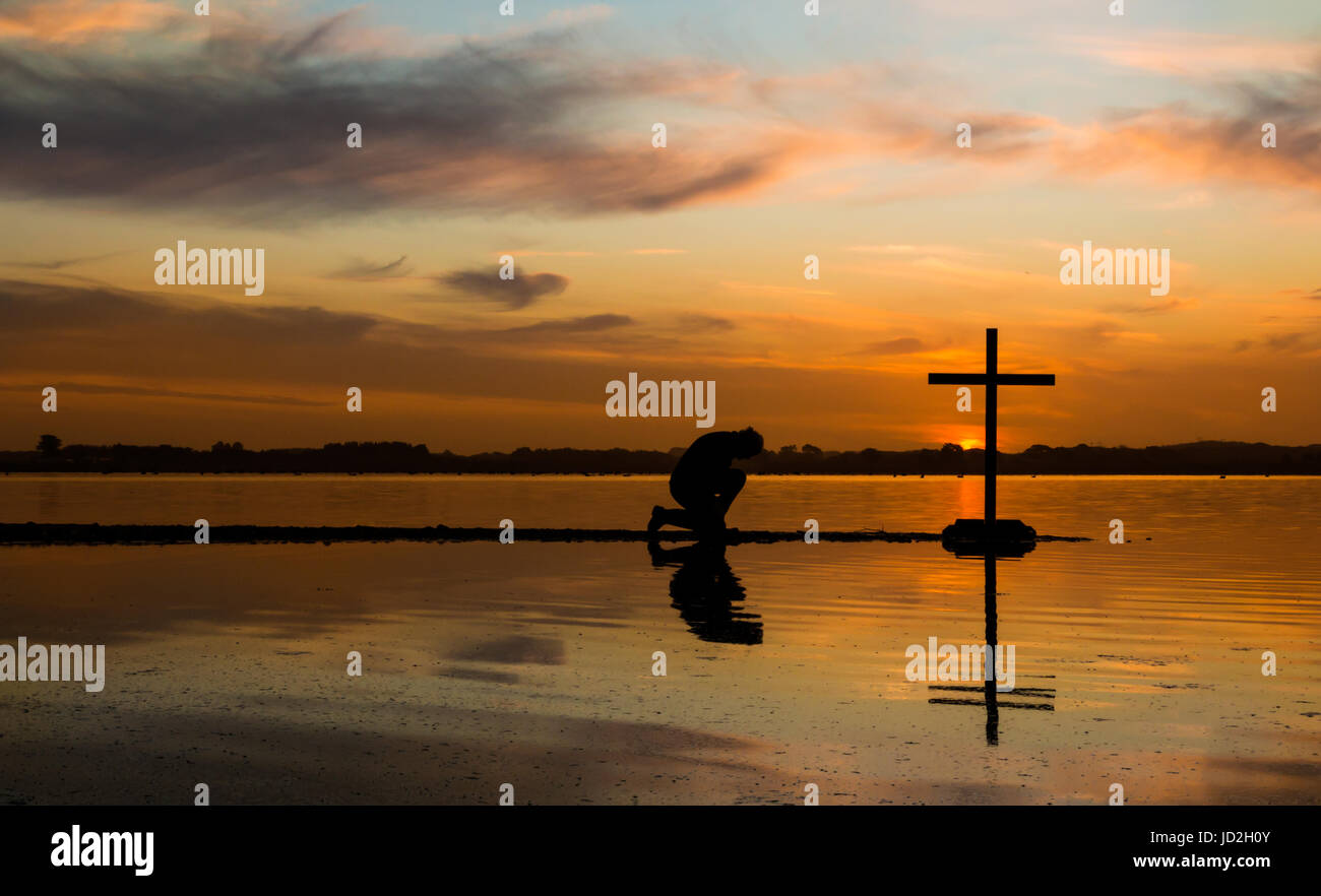 Man prays jesus cross faith hi-res stock photography and images - Alamy