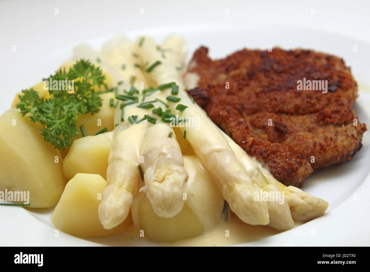 Schnitzel mit Spargel und Salzkartoffeln Stock Photo