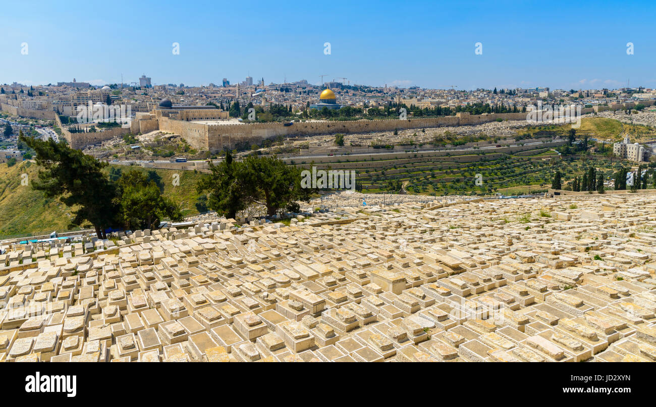 Panoramic view to Jerusalem Old city and the Temple Mount, Dome of the Rock and Al Aqsa Mosque from the Mount of Olives in Jerusalem Stock Photo