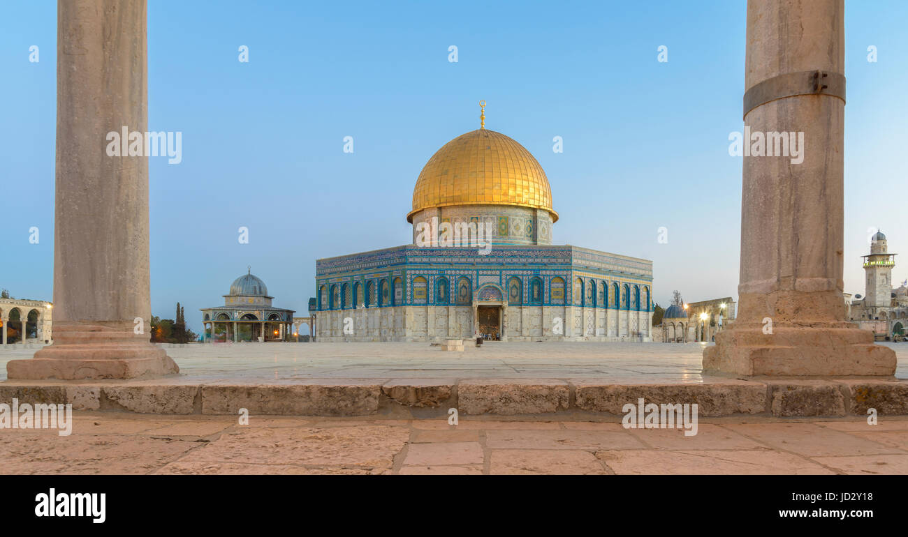 The Dome of the Rock (Qubbet el-Sakhra) is one of the greatest of Islamic monuments, it was built by Abd el-Malik, Jerusalem, Israel Stock Photo