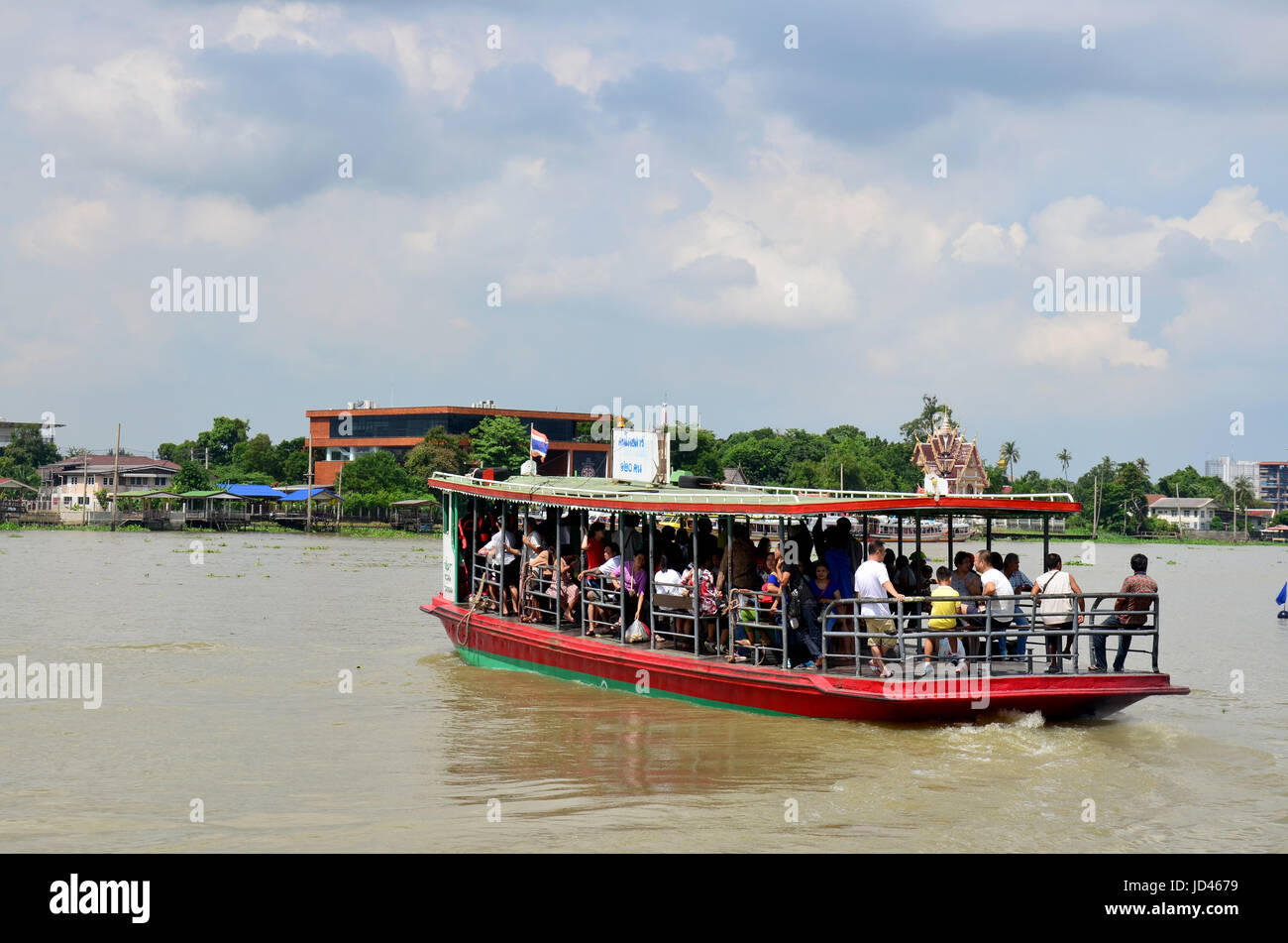 Паром бангкок. Бангкок река Чао Прайя местная лодка. Паромы Бангкок. Тайский паром. Порт на реке Чао Прайя Бангкок.