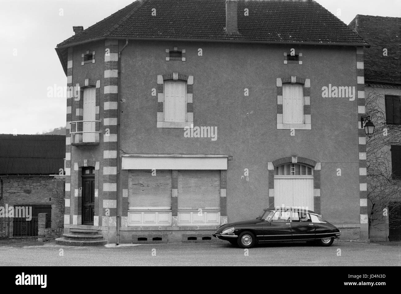 FRANCE - CITROEN DS PARKED FRONT OF A HOUSE- CITROEN DS - FRENCH VINTAGE CAR - FRENCH VILLAGE - SILVER FILM © Frédéric BEAUMONT Stock Photo