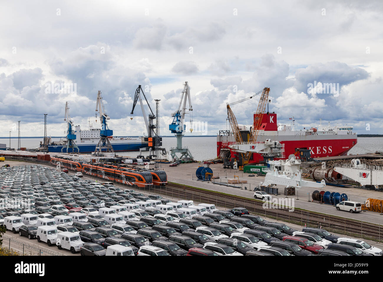 PALDISKI, ESTONIA - AUGUST 10, 2016: Cargo terminal with many new cars from  vessel Stock Photo - Alamy