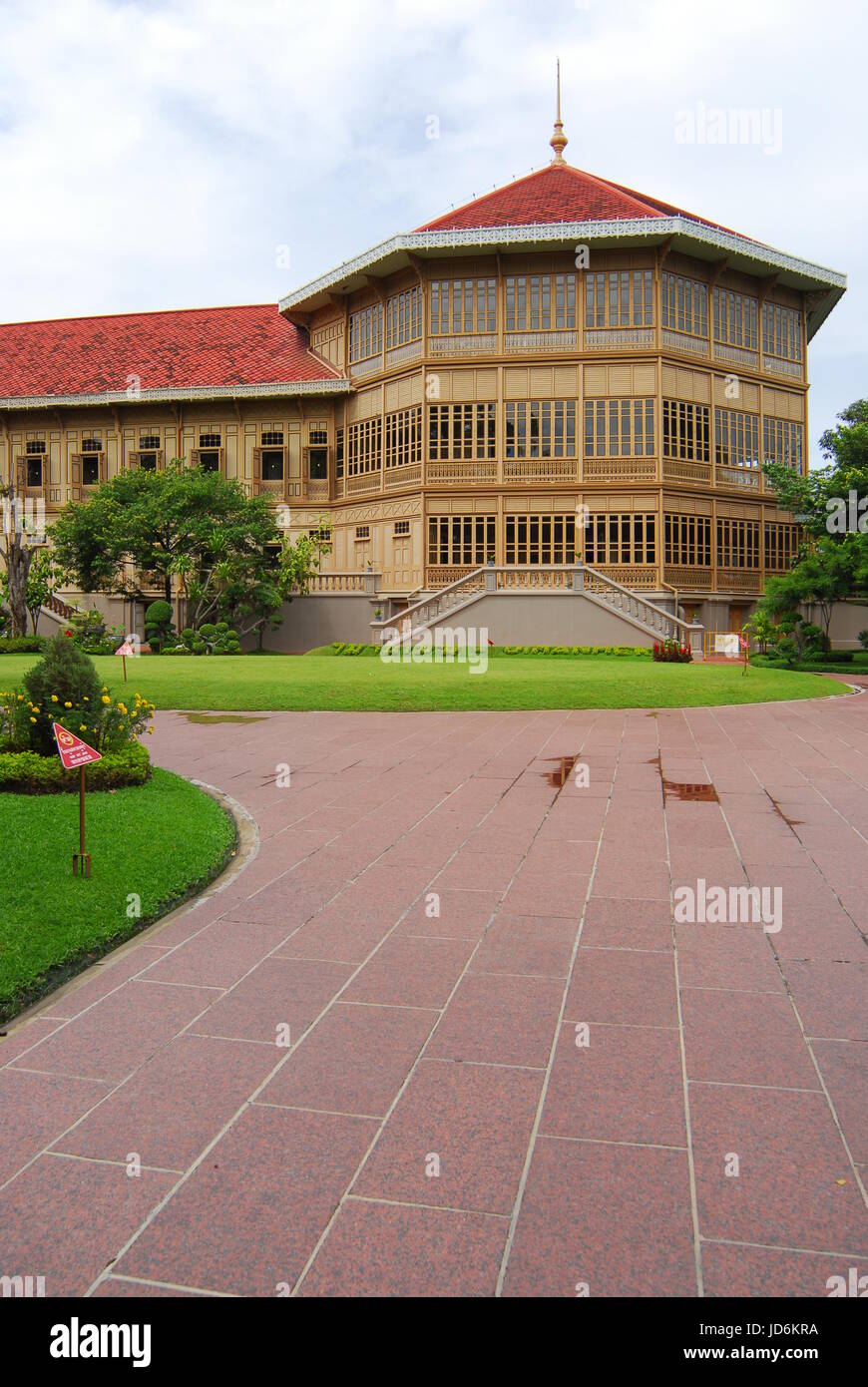 VIMANMEK ROYAL PALACE - JUNE 30 : Vimanmek Royal Mansion, the world's largest golden teak building JUNE 30, 2007 BANGKOK,THAILAND Stock Photo