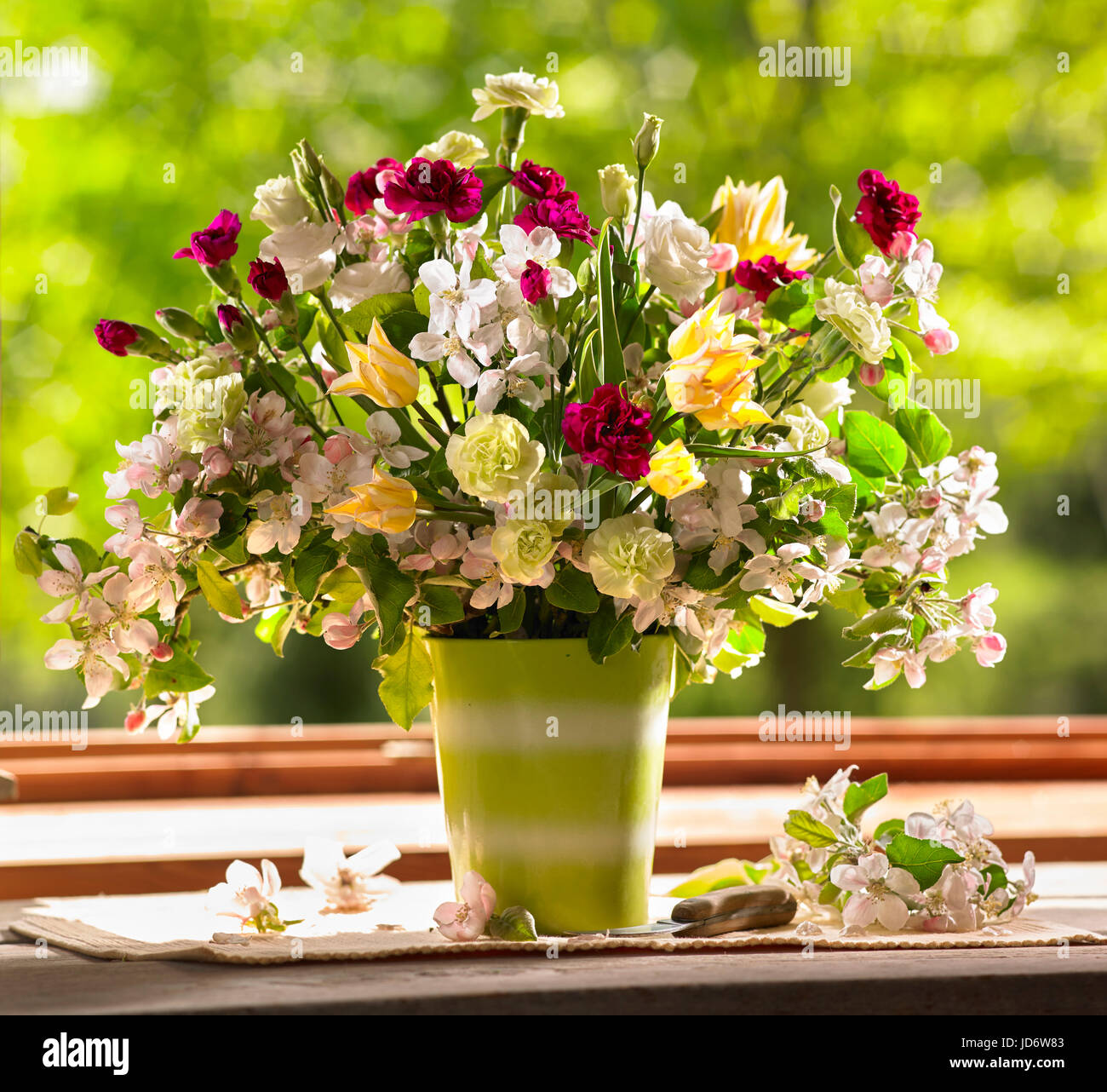 Mixed garden bouquet hires stock photography and images Alamy