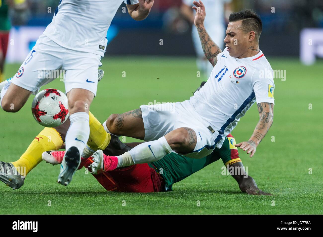 Moscow, Russia. 18th June, 2017. Chile's Eduardo Vargas (R) vies for the ball during the 2017 Confederations Cup football Group B match between Cameroon and Chile in Moscow, Russia, June 18, 2017. Credit: Evgeny Sinitsyn/Xinhua/Alamy Live News Stock Photo