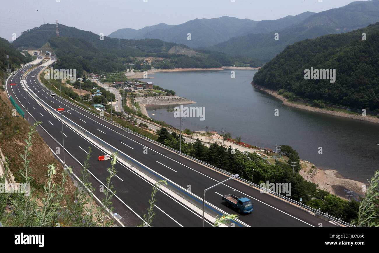 New expressway Seen here is a section of the Dongseo Expressway, whose