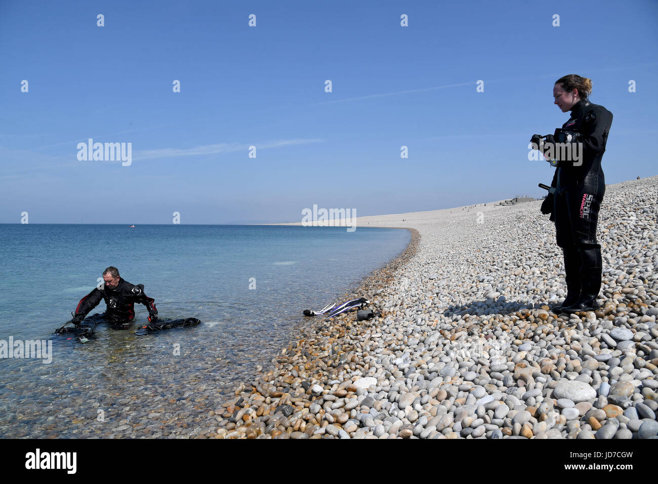 Chesil Beach, Dorset, UK. 19th June, 2017. People enjoy Chesil Beach ...