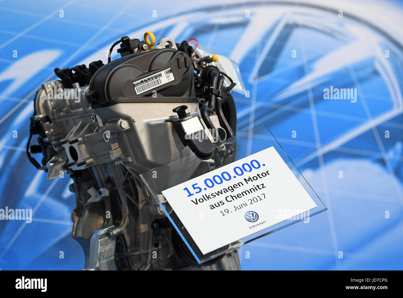 Chemnitz, Germany. 19th June, 2017. A sign can be seen on the 15 millionth engine of the Volkswagen workshop in Chemnitz, Germany, 19 June 2017. The jubilee machine is a 1, 0 litre natural gas engine with the capacity of 50 kilo watt. The first engine in Chemnitz was produced in April 1988, it was a 1, 3 litre version designated for the Wartburg car model. Volkswagen builds hybrid engines, petrol engines and CNG engines (Compressed Natural Gas). They currently employ 1650 people. Photo: Hendrik Schmidt/dpa-Zentralbild/ZB/dpa/Alamy Live News Stock Photo
