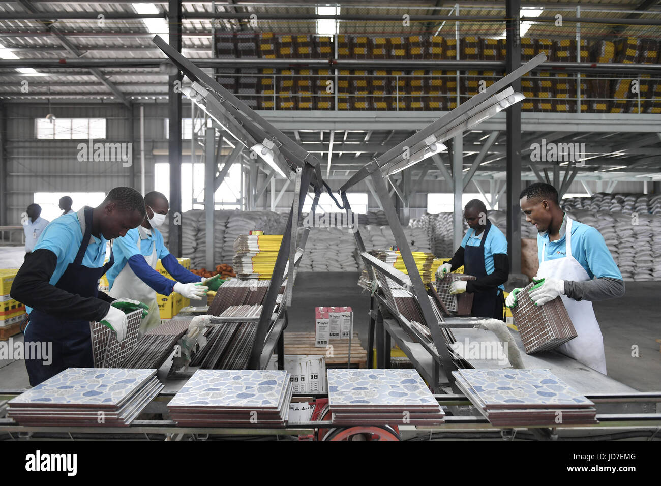 170619) -- KAJIADO, June 19, 2017(Xinhua) -- Workers count the Stock ... 170619) -- KAJIADO, June 19, 2017(Xinhua) -- Workers count the Stock ...